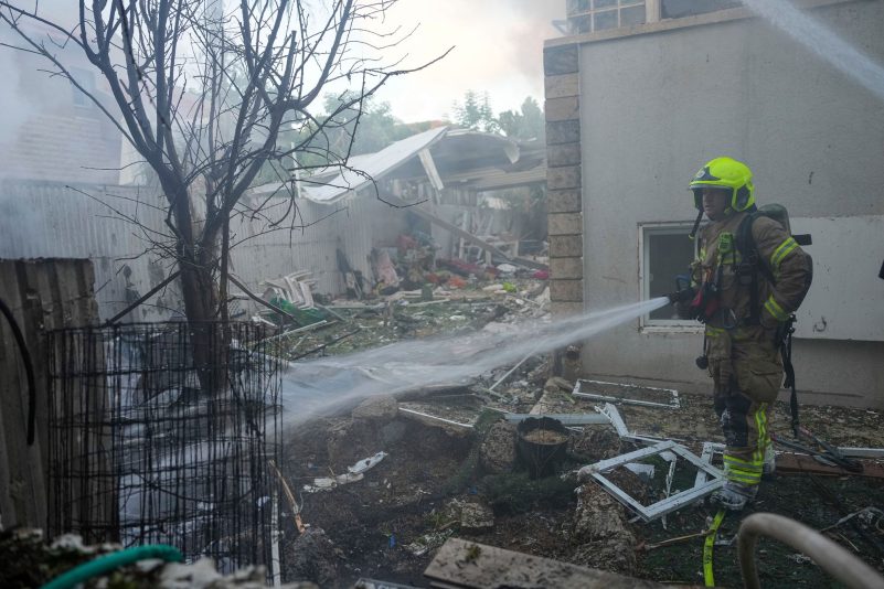 Israelische Feuerwehrleute löschen ein Feuer, nachdem eine aus dem Gazastreifen abgefeuerte Rakete ein Haus im Süden Israels getroffen hat.