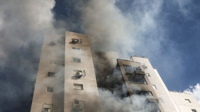 Rauch steigt aus einem Wohnhaus auf: Nach massiven Angriffen aus dem palästinensischen Gazastreifen auf Israel hat die israelische Armee den Kriegszustand erklärt.