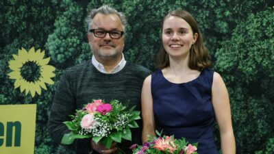 Marek Helsner (l.) und Franziska Tell sind die neu gewählten Landesvorstandssprecher der Bremer Grünen.