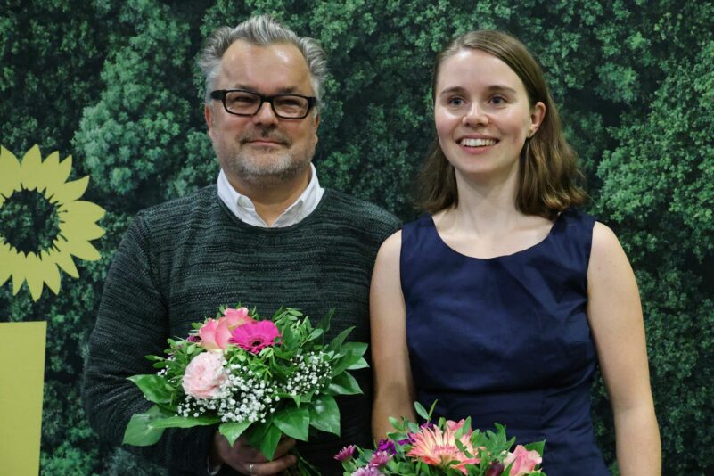 Marek Helsner (l.) und Franziska Tell sind die neu gewählten Landesvorstandssprecher der Bremer Grünen.