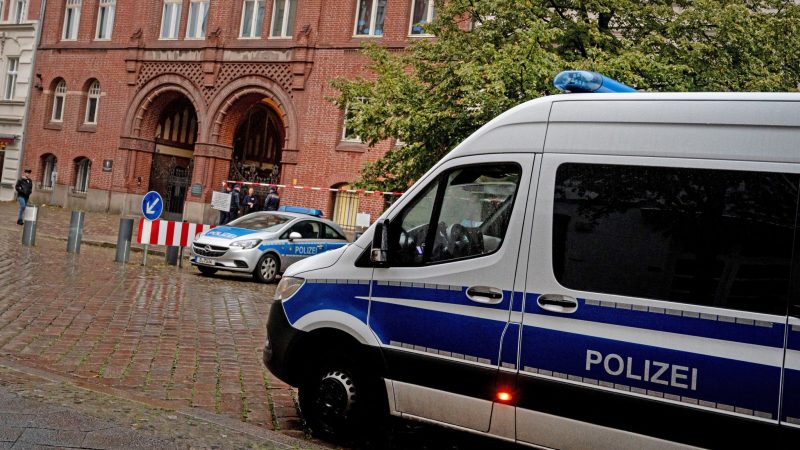 Polizeifahrzeuge stehen vor einer Synagoge in Berlin.