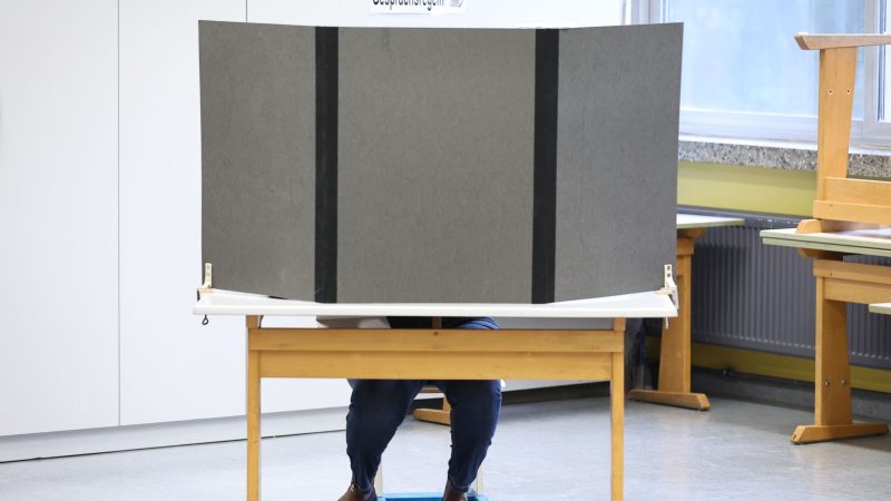 Ein Wähler gibt in der Theodor Billroth Schule seine Stimme ab.