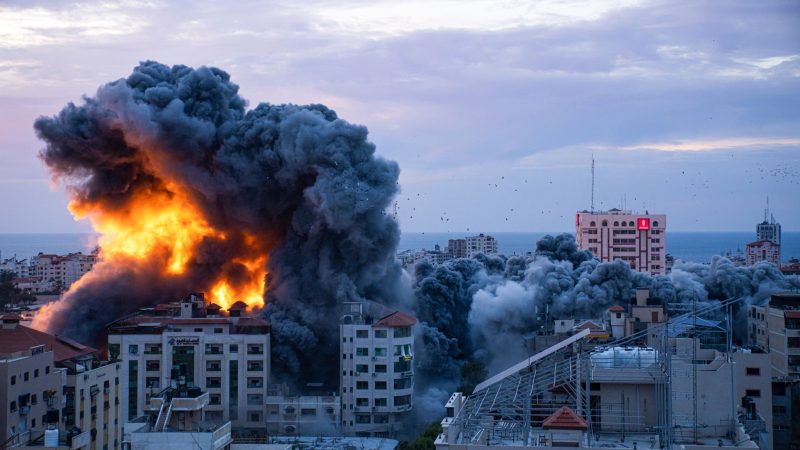 Feuer und Rauch steigen nach einem israelischen Luftangriff in Gaza-Stadt auf.
