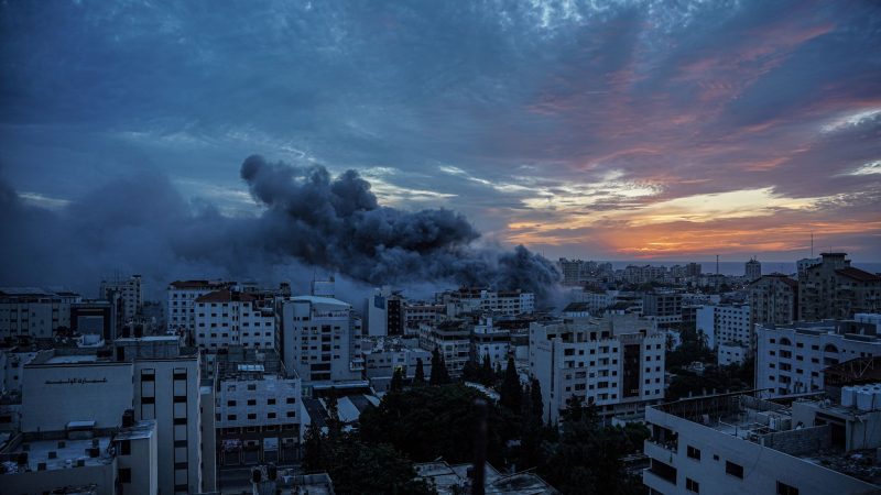 Rauch steigt vom Palestine Tower im Stadtteil Al-Rimal auf. Die islamistische Hamas hat einen großangelegten Überraschungsangriff auf Israel gestartet.