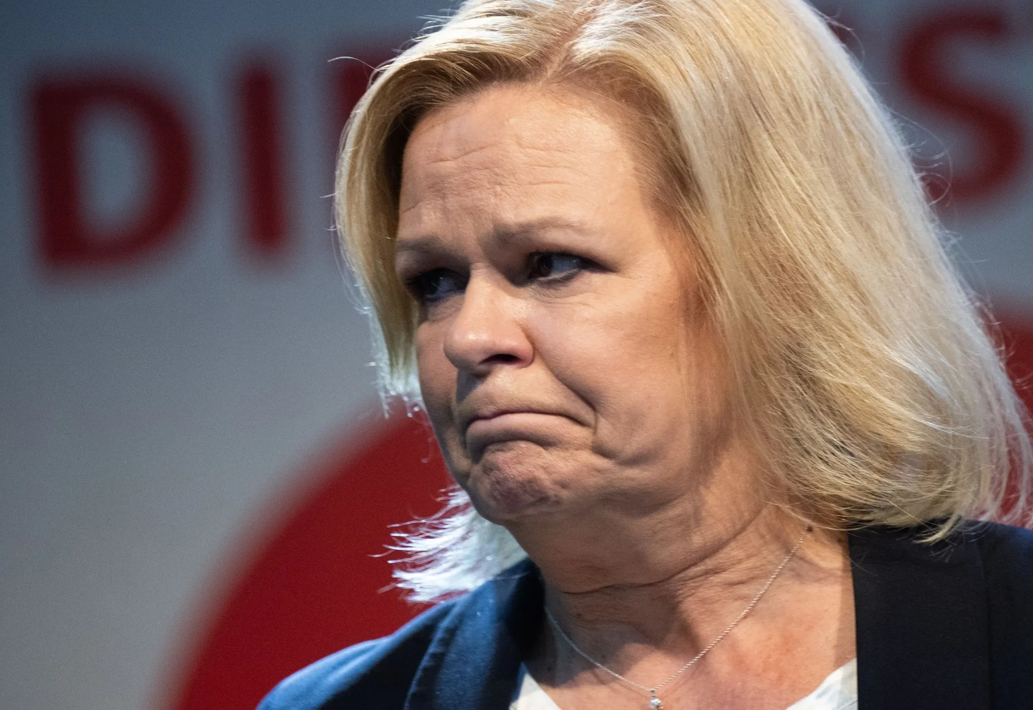 Nancy Faeser, Spitzenkandidatin der SPD und Bundesinnenministerin, scheint mit dem Ergebnis der Wahl nicht zufrieden.