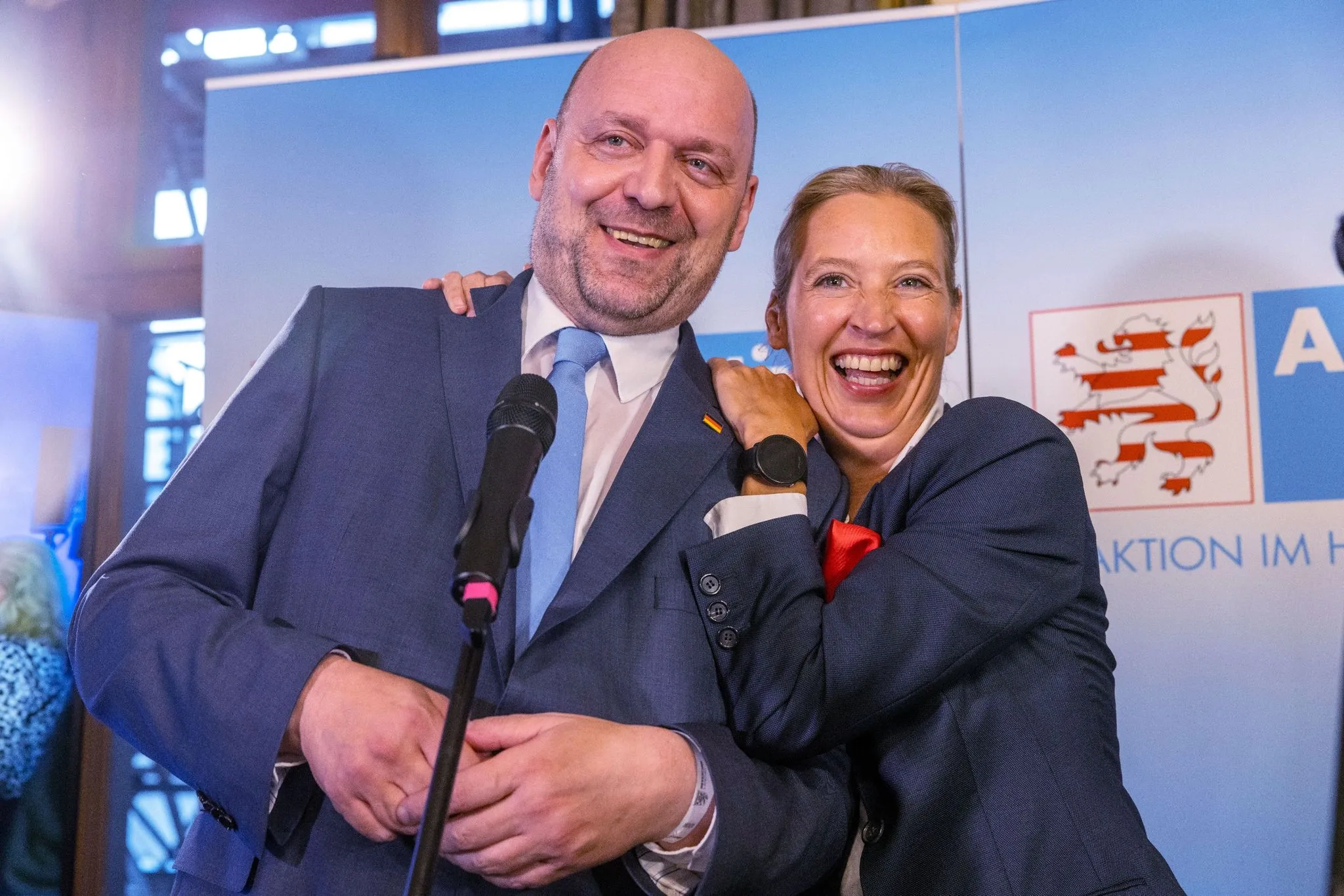 Robert Lambrou und AfD-Bundessprecherin Alice Weidel jubeln über das Wahlergebnis.