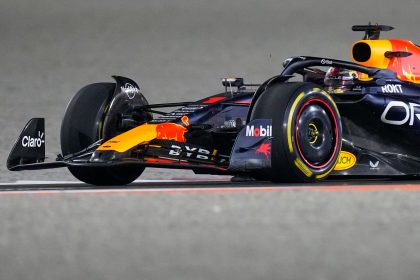 Verstappen mit Weltmeister-Helm zum nächsten Sieg