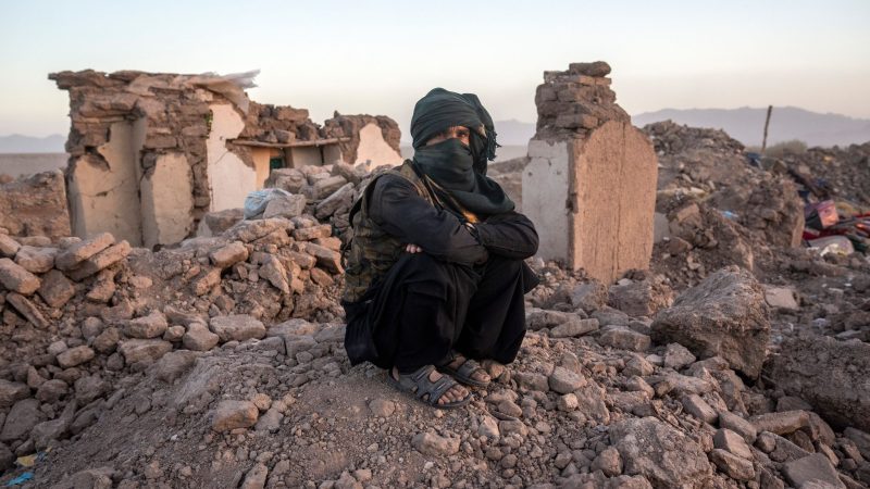 Ein Afghane sitzt in den Trümmern seines Hauses im Bezirk Zenda Jan in der Provinz Herat.