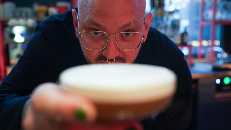 Barchef Frederik Schefferski bereitet im «Jing Jing» einen Cocktail zu.