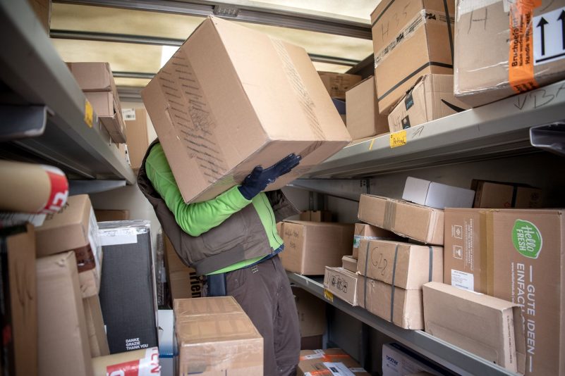 Tausende wollen heute in Berlin für gute Arbeitsbedingungen und Jobsicherheit in der Post- und Paketbranche protestieren. Hintergrund ist eine geplante Reform des Postgesetzes, die die Bundesregierung umsetzen will.