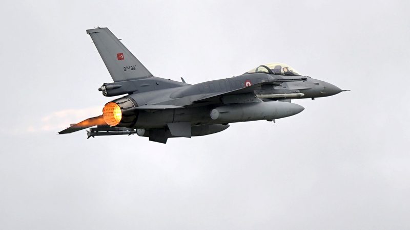 Ein Kampfflugzeug der türkischen Luftwaffe vom Typ F-16. (Symbolbild)