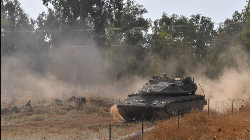 Ein israelischer Panzer bezieht nahe der Grenze zu Libanon Stellung.