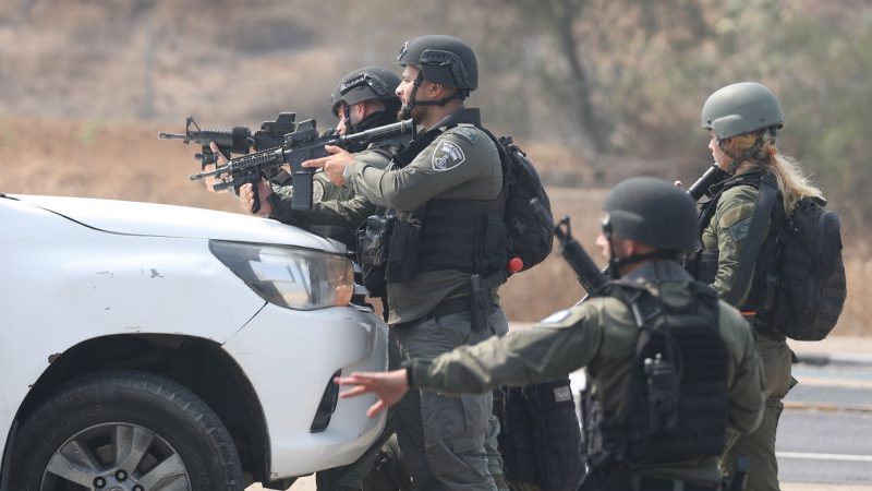 Israelische Streitkräfte gehen hinter einem Fahrzeug in Stellung. Palästinensische Terroristen haben mehr als hundert Menschen in den Gazastreifen verschleppt.
