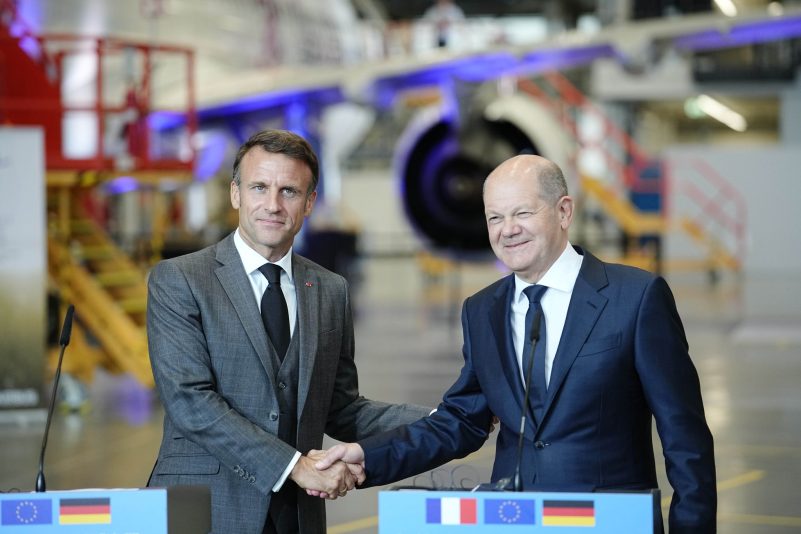 Handschlag in Hamburg: Präsident Emmanuel Macron (l) und Bundeskanzler Olaf Scholz.