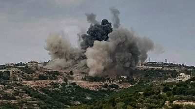 Rauch steigt auf nach einem israelischen Angriff mit Kampfhubschraubern auf ein Dorf im Südlibanon.