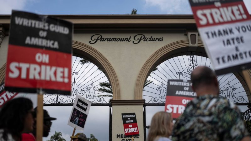 Eine Kundgebung vor dem Paramount Pictures Studio in Los Angeles.