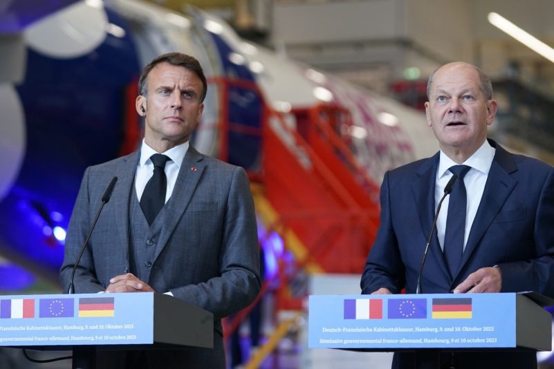 Bundeskanzler Olaf Scholz (r, SPD) und sein französischer Amtskollege Emmanuel Macron bei einem Presse-Statement in Hamburg.