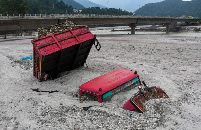Ein Gletschersee im Nordosten Indiens durchbricht kurz vor Mitternacht einen Damm und spült Häuser und Brücken weg. Tausende Menschen werden zur Flucht gezwungen. Das Bild verdeutlicht das Ausmaß der Naturgewalt.