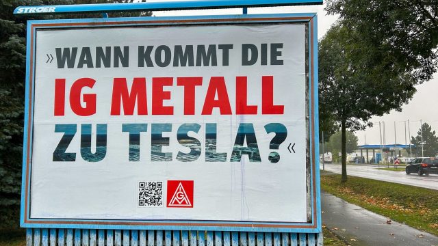 Mehr als 1000 Beschäftigte von Tesla habven nach Angaben der IG Metall in der Fabrik in Grünheide gemeinsam bessere Arbeitsbedingungen eingefordert.