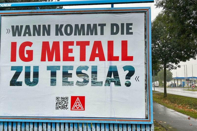 Mehr als 1000 Beschäftigte von Tesla habven nach Angaben der IG Metall in der Fabrik in Grünheide gemeinsam bessere Arbeitsbedingungen eingefordert.