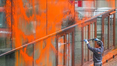 Klimaaktivisten der Letzten Generation haben in Halle ein Gebäude der Martin-Luther-Universität mit orangener Farbe beschmiert. Die Glasfassade muss nun mit einem Hochdruckreiniger gereinigt werden.