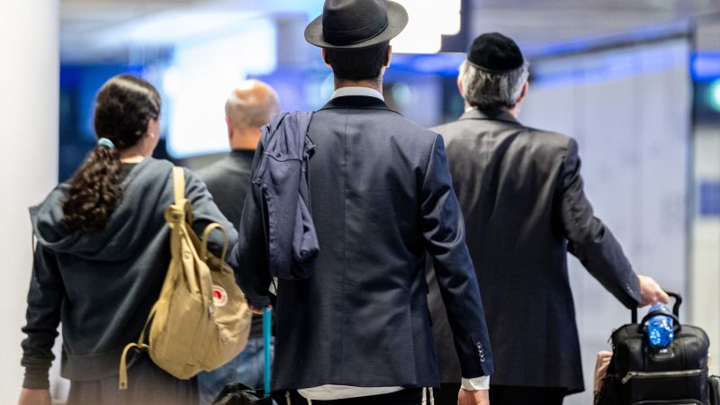 Passagiere aus Tel Aviv nach ihrer Landung in Frankfurt.