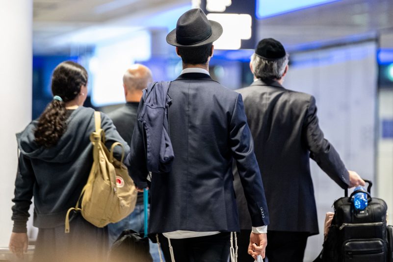Passagiere aus Tel Aviv nach ihrer Landung in Frankfurt.
