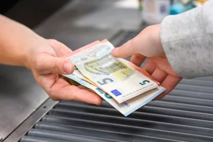 Statistisches Bundesamt: Inflation geht leicht zurück – Nahrungsmittel bleiben teuer