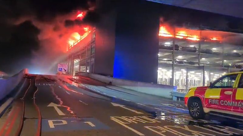 Flammen in einem Parkhaus am Londoner Flughafen Luton.