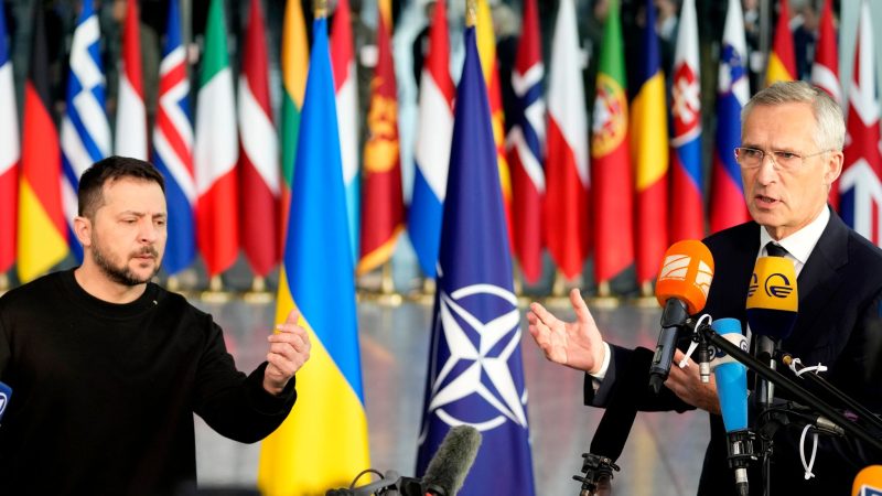 Wolodymyr Selenskyj zusammen mit Nato-Generalsekretär Jens Stoltenberg im Nato-Hauptquartier in Brüssel.