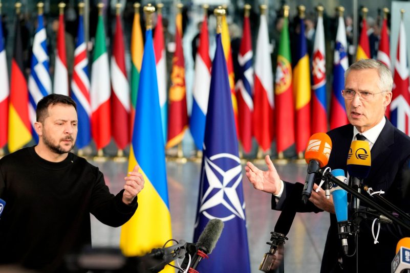 Wolodymyr Selenskyj zusammen mit Nato-Generalsekretär Jens Stoltenberg im Nato-Hauptquartier in Brüssel.