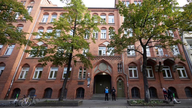 Blick auf den Eingang des Ernst-Abbe-Gymnasiums im Berliner Stadtteil Neukölln. An dieser Schule kam es zu einen Vorfall im Zusammenhang mit dem Israel-Konflikt.
