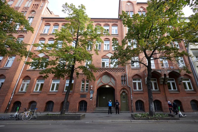 Blick auf den Eingang des Ernst-Abbe-Gymnasiums im Berliner Stadtteil Neukölln. An dieser Schule kam es zu einen Vorfall im Zusammenhang mit dem Israel-Konflikt.