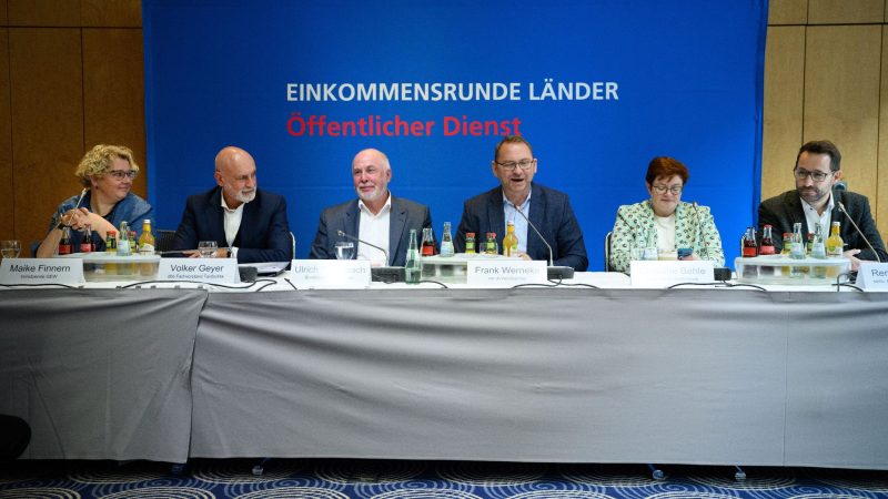 Pressekonferenz über den Beschluss der Tarifkommissionen der Vereinten Dienstleistungsgewerkschaft (Verdi) und des dbb Beamtenbund und Tarifunion in Berlin.