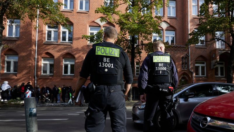 Polizisten stehen vor der Schule in Berlin-Neukölln.