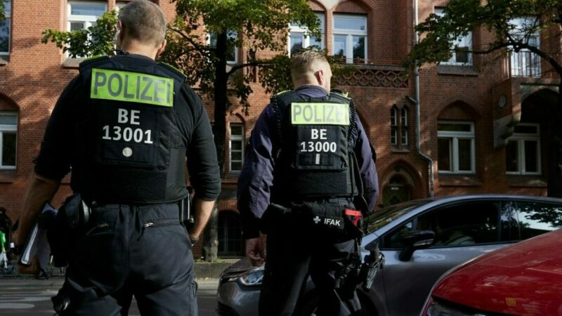 Polizisten stehen vor der Schule in Berlin-Neukölln.