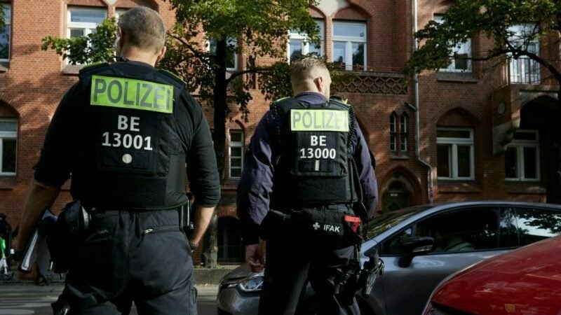 Polizisten stehen vor der Schule in Berlin-Neukölln.