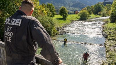Nach dem Tod der Studentin suchen Polizeitaucher in Aschau im Chiemgau das Flussbett der Prien nach Spuren ab.