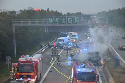 Schwerer Unfall auf A5: Zwei Menschen und Hund verbrannt