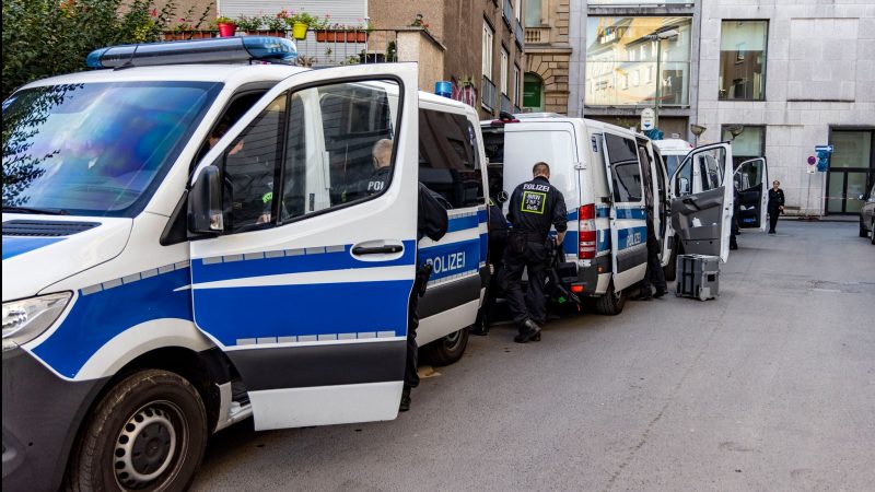 Großeinsatz mit Polizeirazzien an fast zwei Dutzend Orten in Duisburg