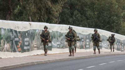 Israelische Soldaten sichern das Gelände in Sderot in der Nähe des Gazastreifens.