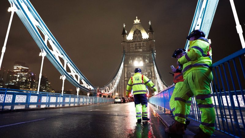 Ingenieure arbeiten an der Tower Bridge. Zum ersten Mal seit Jahrzehnten werden Ingenieure die 2 Meter langen «Nasenbolzen», die die beiden Baskülen (Brückendecks) zusammenhalten, wenn die Brücke geschlossen ist, entfernen und ersetzen.