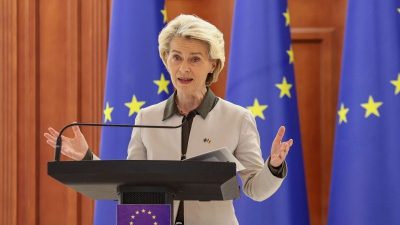 EU-Kommissionspräsidentin Ursula von der Leyen (l) wird am Freitag nach Israel reisen.