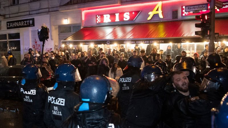 In Berlin-Neukölln versammelten sich am vergangenen Wochenende etwa 50 Menschen zu einer laut Polizei pro-palästinensischen Demo.