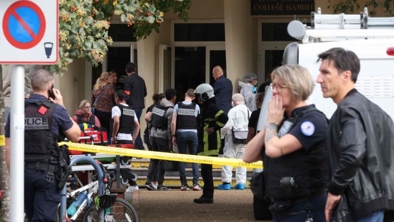 Französische Polizeibeamte des forensischen Dienstes stehen vor dem Gambetta-Gymnasium in Arras. Ein Messerangreifer hat dort mindestens einen Menschen getötet.