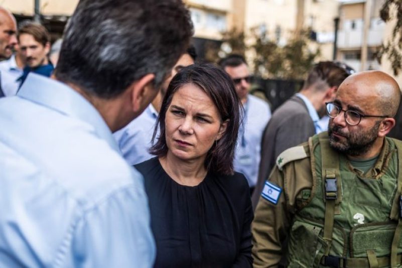 Israels Außenminister Eli Cohen (links) und Bundesaußenministerin Annalena Baerbock im Gespräch.