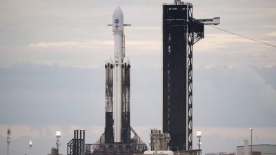 Eine SpaceX Falcon Heavy Rakete mit der Psyche-Sonde an Bord wird für den Start  in Cape Canaveral, Florida, vorbereitet.