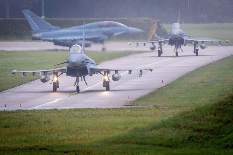 Drei Eurofighter auf der Startbahn.