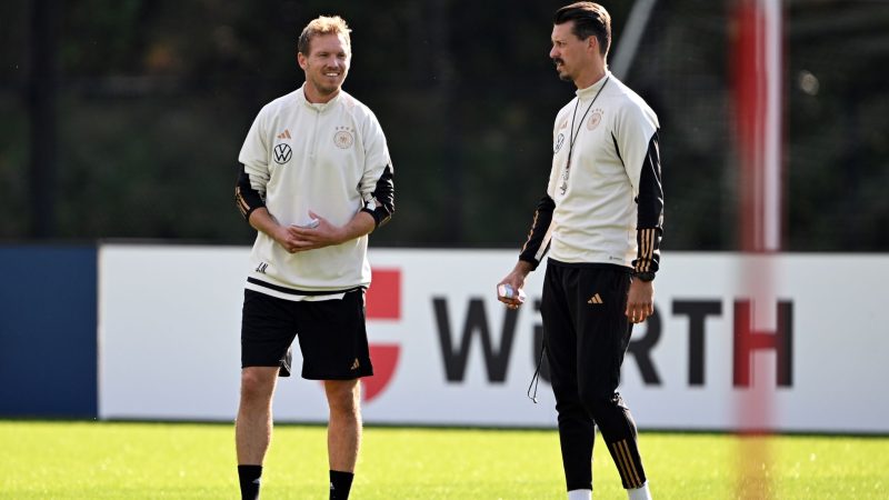 Bundestrainer Julian Nagelsmann (l) lobt seinen Co-Trainer Sandro Wagner.
