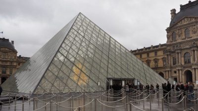Pariser Louvre und Schloss Versailles wegen Bombendrohung geräumt
